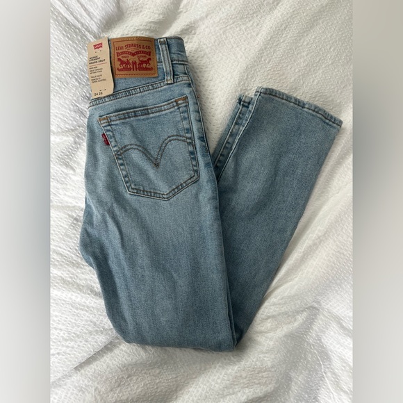 NWT LEVIS wedgie straight jeans - Picture 2 of 3